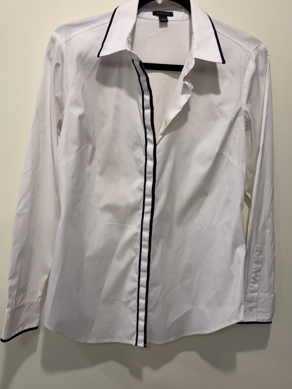 Ann Taylor Classic Women’s Structured White Blouse with Black Piping Size 8